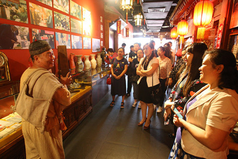 北京市丰台区卢沟桥乡青年职工在万丰路中华小吃博物馆亲身体会了不一