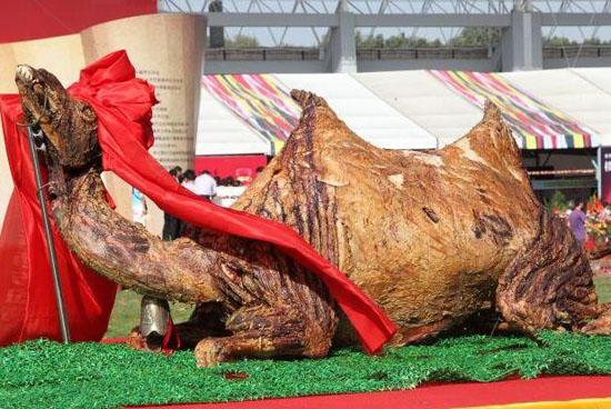 新疆霸气烤骆驼120元/斤, 一块肉尝尽"海陆空", 吃过的不想再吃烤全羊