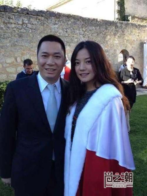 赵薇合影刘晓庆 揭赵薇黄有龙夫妇到底多有钱?