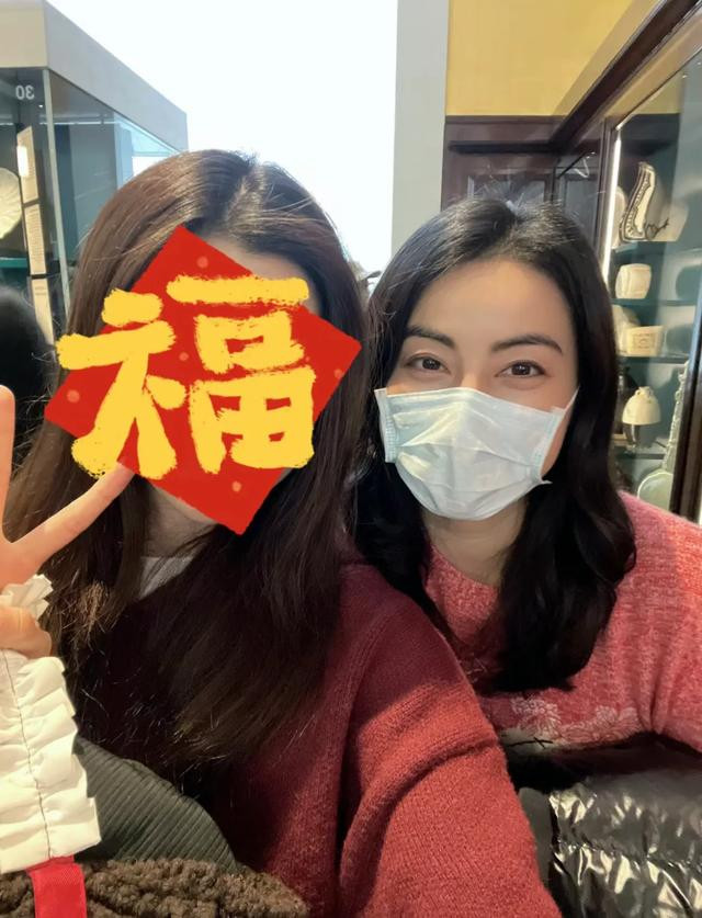 郭晶晶被网友求合影, 公公霍震霆在身后“抢镜”, 一脸慈笑很骄傲(豪门明星,郭晶晶,霍震霆小说)
