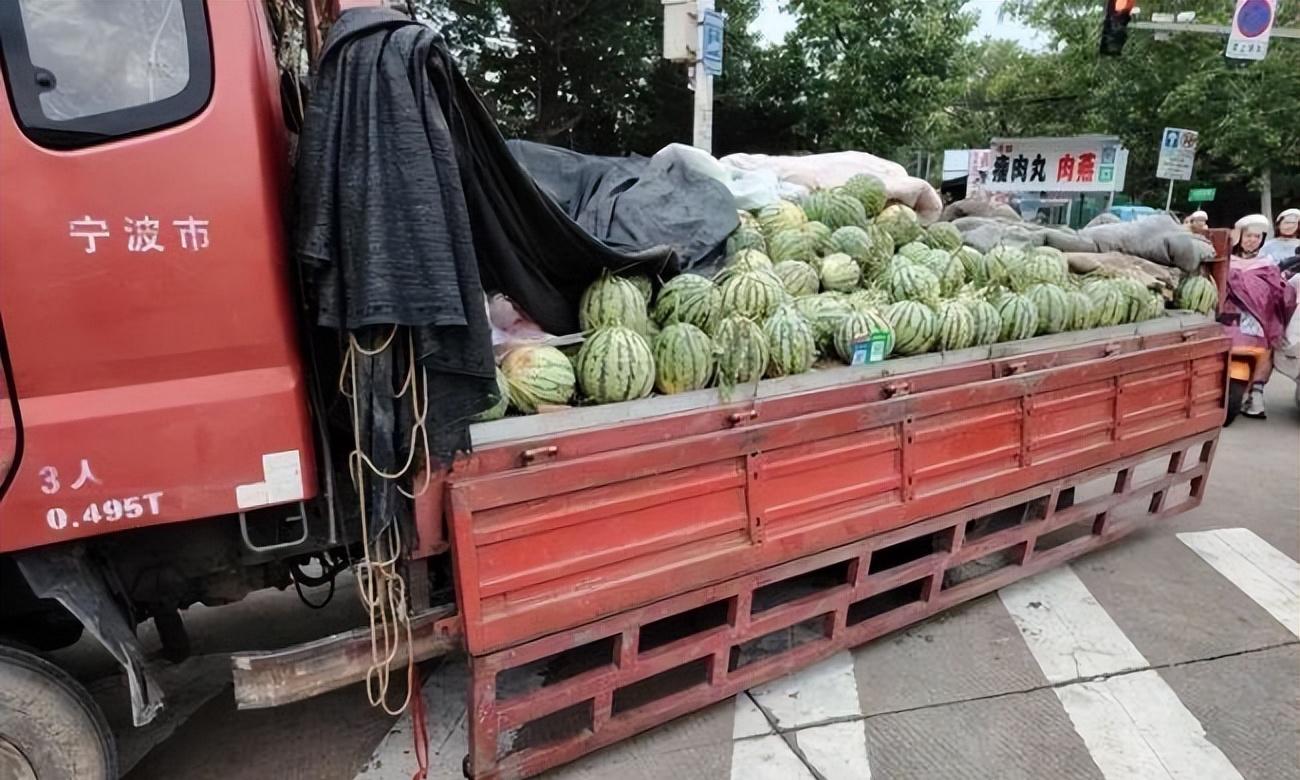 粉丝打落美工刀后，他又掏出锤子狂砸10分钟：网红王扁头部缝9针