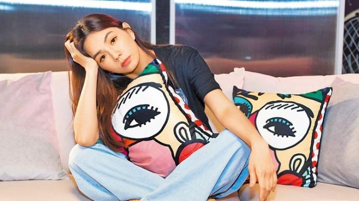 she陈嘉桦晒海边全家福,ella穿泳衣秀好身材,越来越有女人味!