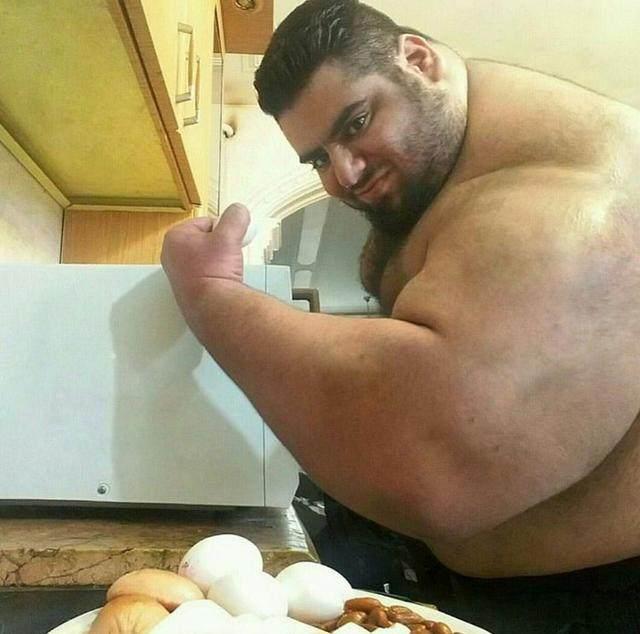 每天一百个鸡蛋训练四小时, 伊朗巨人练成倒三角身材