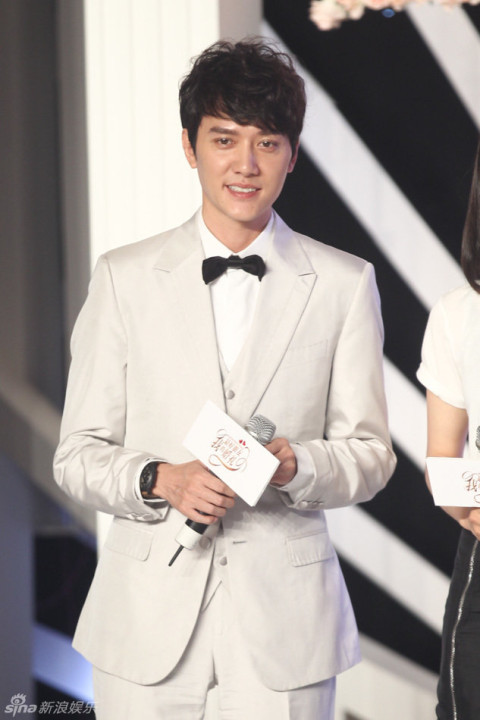 监制滕华涛,导演陈飞宏携主演舒淇,冯绍峰,宋茜,叶青和凤小岳齐聚舞台