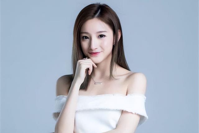 在没有球看的日子里,央视美女主持人马凡舒悄悄成为热搜_zzd_学生时代