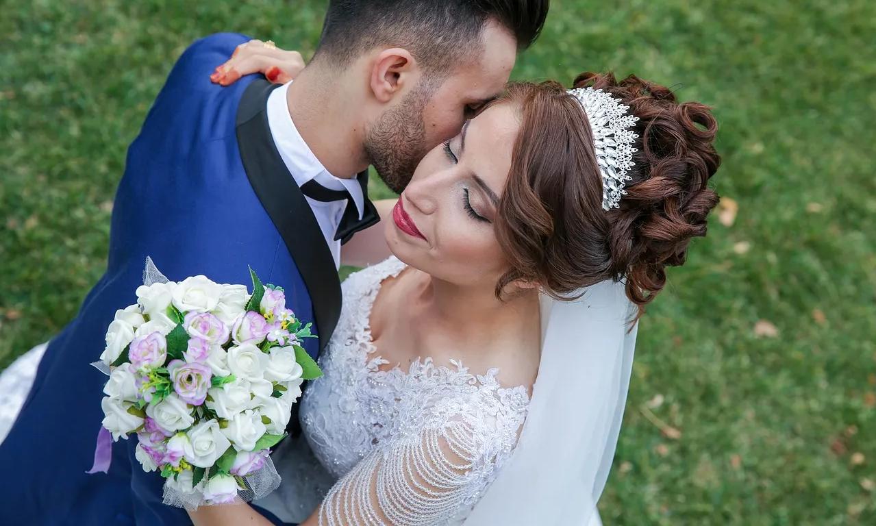 “出钱雇你出席”！未领证办完婚礼分手，法院判退12万