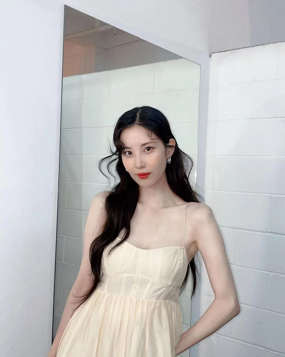 少女時代徐賢 曬新劇幕後花絮照 透明般的肌膚 纖細白皙的手臂 信息峰