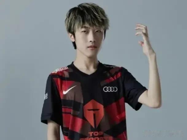Doinb透露V5新赛季阵容已确定：Zhuo去V5昨天确定了。网友：zhuo哥还能找到工作，太亏贼了
