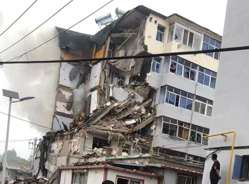 辽宁一居民楼爆炸 多层楼被炸毁