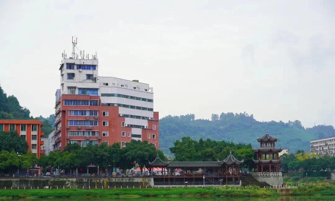 57粉造谣问界车身塌陷！赛力斯索赔100万：播放量低就能免责？