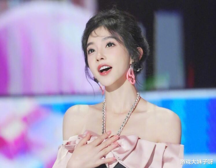 冯提莫户外直播真实照片, 头和身体严重不匹配, 4头身只有150cm(网红冯提莫个人资料)