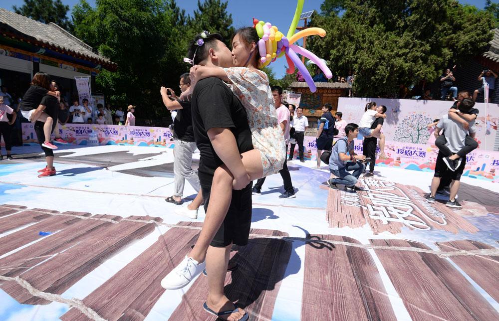 男士抱起女士,但是男士的手要背在背后接吻.
