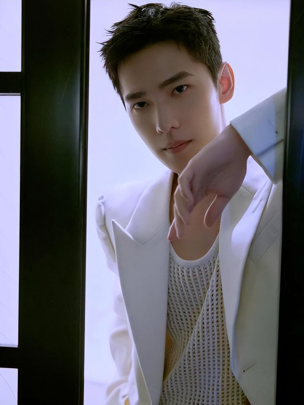 杨洋31岁生日图曝光,生日现场布置包含深意,身材瘦削让人心疼_zzd