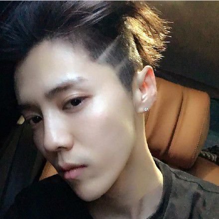 谁说不爷们儿? 鹿晗晒拉轰自拍给你们看