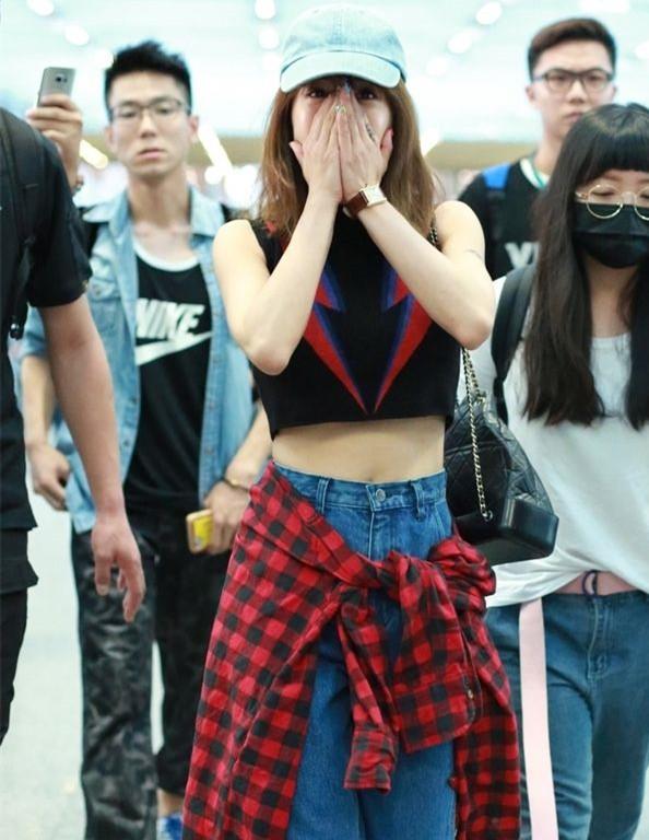 欧阳娜娜晒街拍照片, 她喜欢衣服这样子穿!