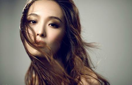 随后她还出演了徐峥所导演的《人在囧途》中的曼妮一角,虽然她在片中