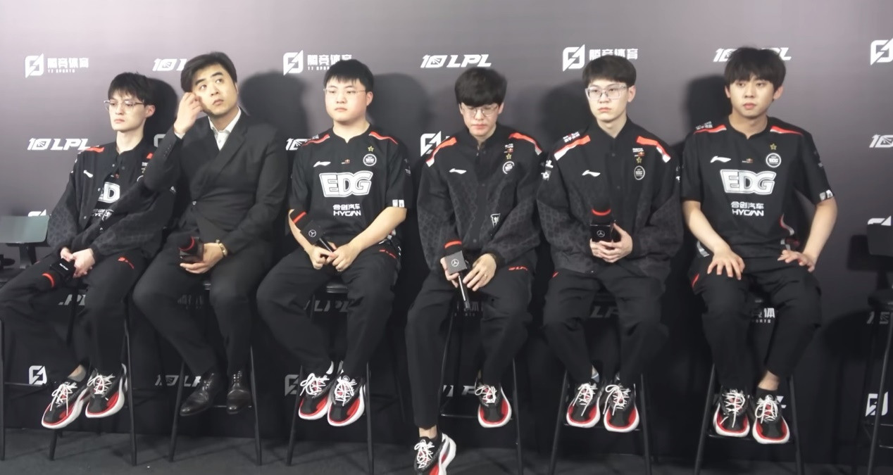 LPL: 叉烧直播开团Uzi, 去年在BLG复出, 是否上场, 由他本人决定