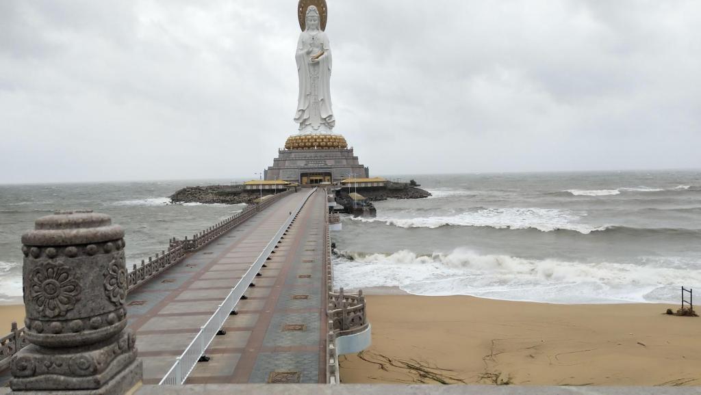 颱風過後的海南三亞南山寺 烏雲下的觀世音大佛像及波瀾壯闊的海水