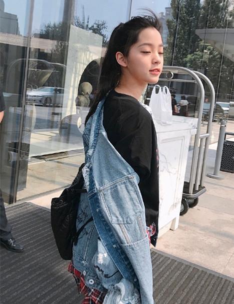 欧阳娜娜晒街拍照片, 她喜欢衣服这样子穿!