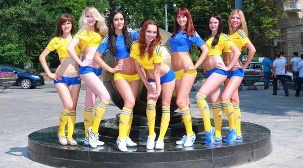当乌克兰女孩穿上民族装, 美得一眼难忘……