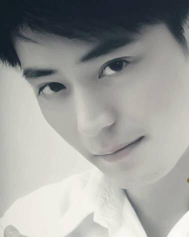 霍建华手机屏幕裂都未维修 盘点"眼睛含情"的男星