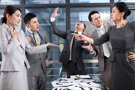 没有人喜欢傲慢无礼的人,傲慢无礼并不会凸显那个人的高高在上,只会让