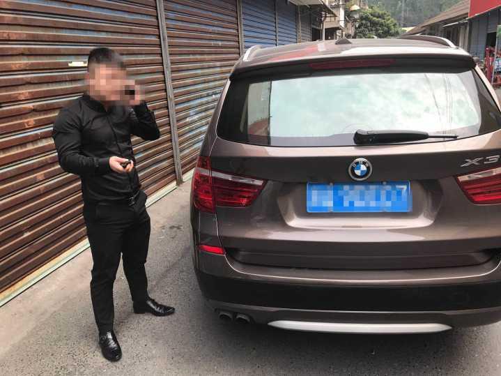 宝马司机停车擦皮鞋, 一查其驾照已扣了35分