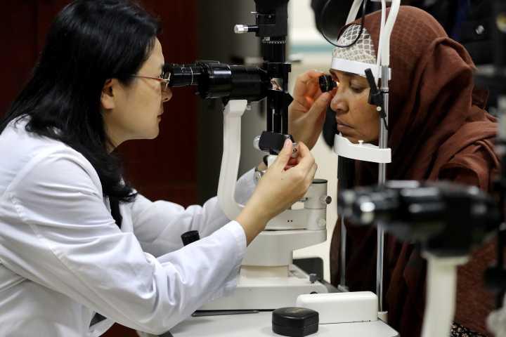 眼前蚊子飞, 看东西像照哈哈镜! 近视超过600度警惕多种眼病