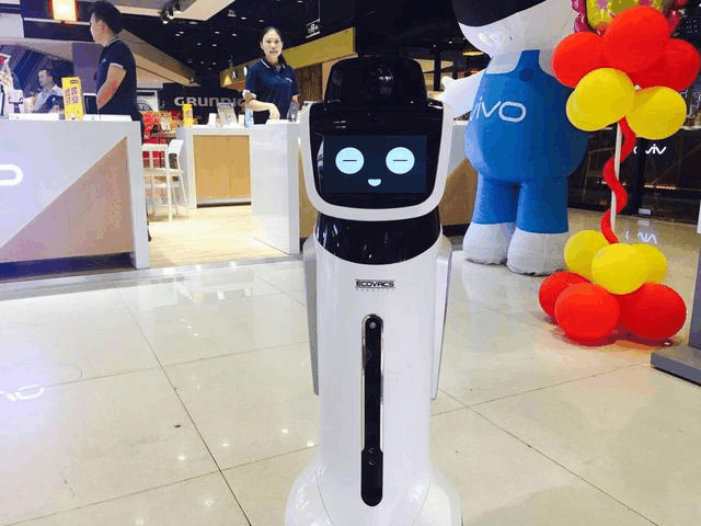 苏宁易购浦东云店再升级 进门与机器人导购对话