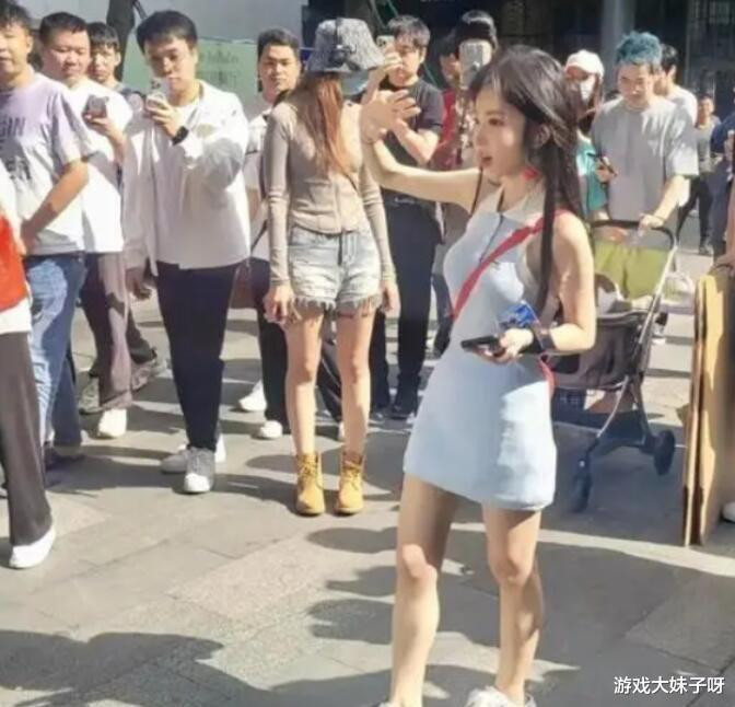 冯提莫户外直播真实照片, 头和身体严重不匹配, 4头身只有150cm(网红冯提莫个人资料)