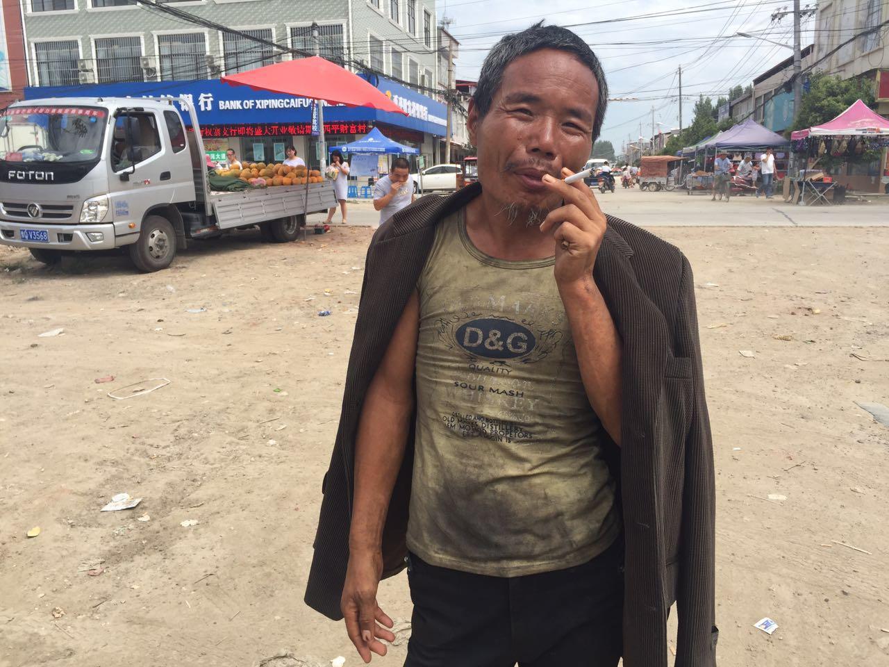 赶集时我遇见“他”, 当场就把我在集市上买的西瓜锤开, 一人一半