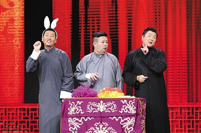 《笑傲江湖》中,李静和弟弟李小龙尝试了慢节奏的喜剧表演.