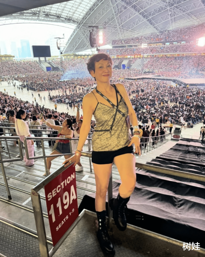 64岁余安安看TaylorSwift巡演, 吊带配热裤活力十足, 同场林恬儿