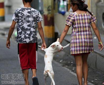女班主任在开学第一节课, 把自己的手机号码写在黑板上