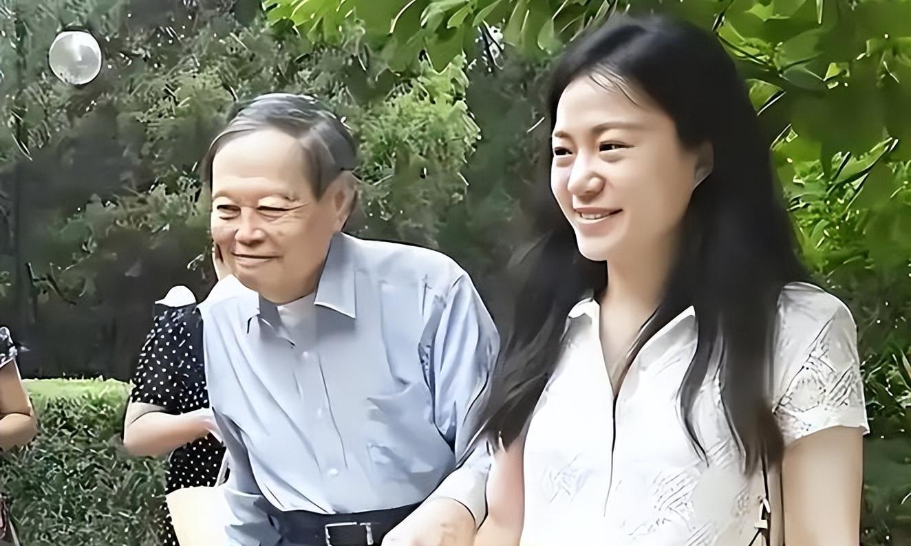 杨振宁去世1年，翁帆后记首谈“后悔”，真相并非没生孩子