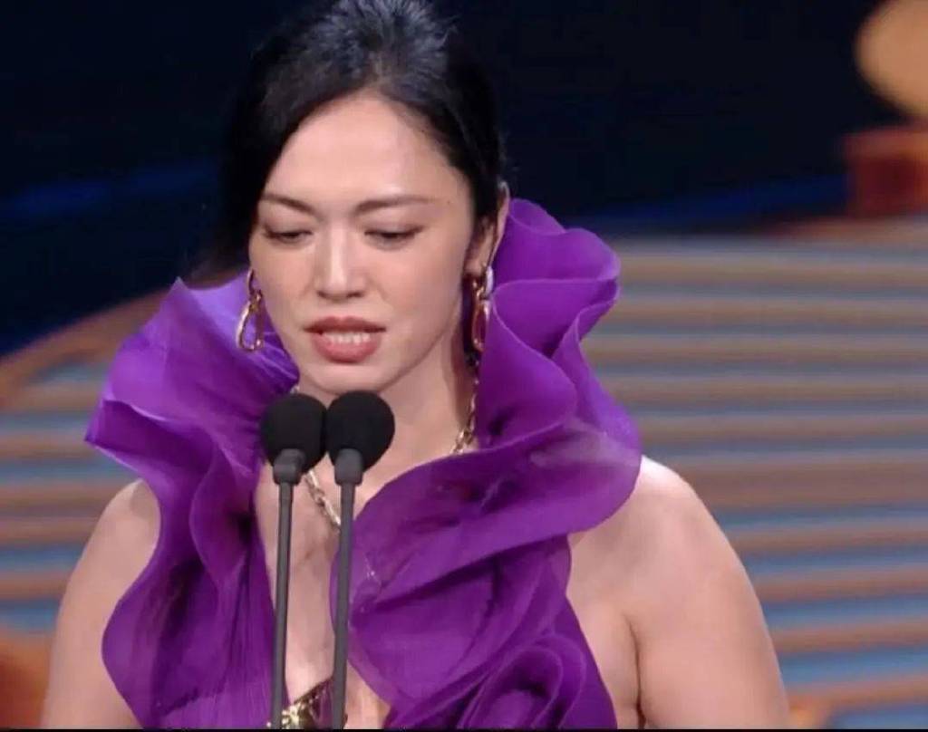 又见红毯,张天爱胸骨成话题,王一博王俊凯等闪躲赞助方太尴尬_zzd