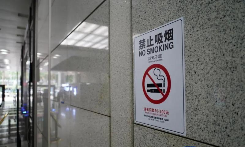 被起诉后宁波站撤掉禁烟标识：烟灰缸仍在，套路让人无奈