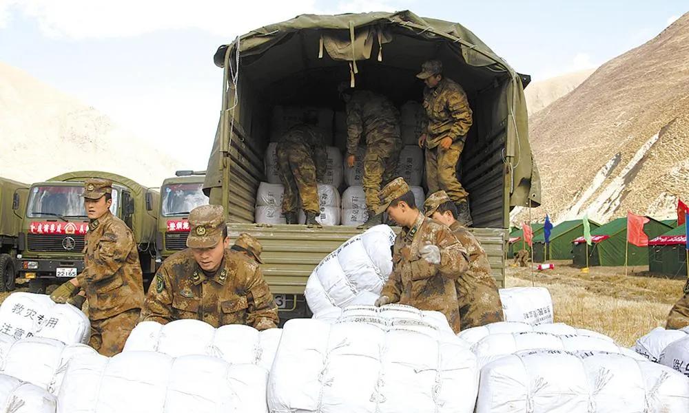 4864米高原6小时物资陆续运抵！1600人极限救援，藏袍为何入选