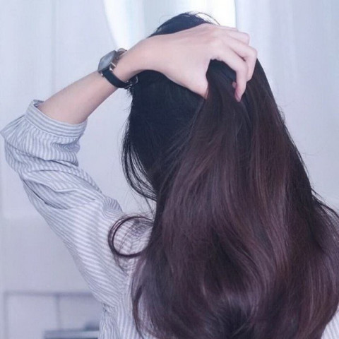 美女14年未剪发 一头浓密深色头发几乎垂到脚踝