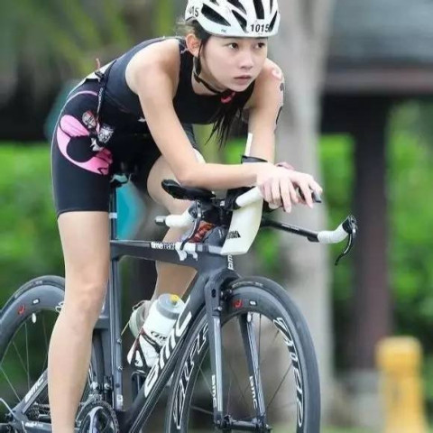 你们会迎着温暖的朝阳向远方出发 徜徉在夕阳的余晖下一起回家 而不是