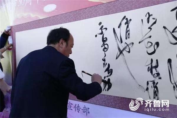 震撼! 3200米书法长卷亮相威海经区
