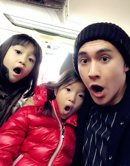 现在又跟张伦硕爸爸上《爸爸去哪儿4》,小时候就萌萌哒的惹人喜欢