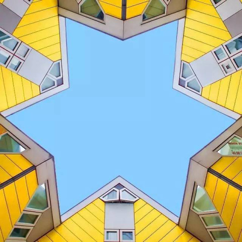 简单的构图,被鲜艳的色彩填充,呈现给人的是一种缤纷鲜活,让人看不觉