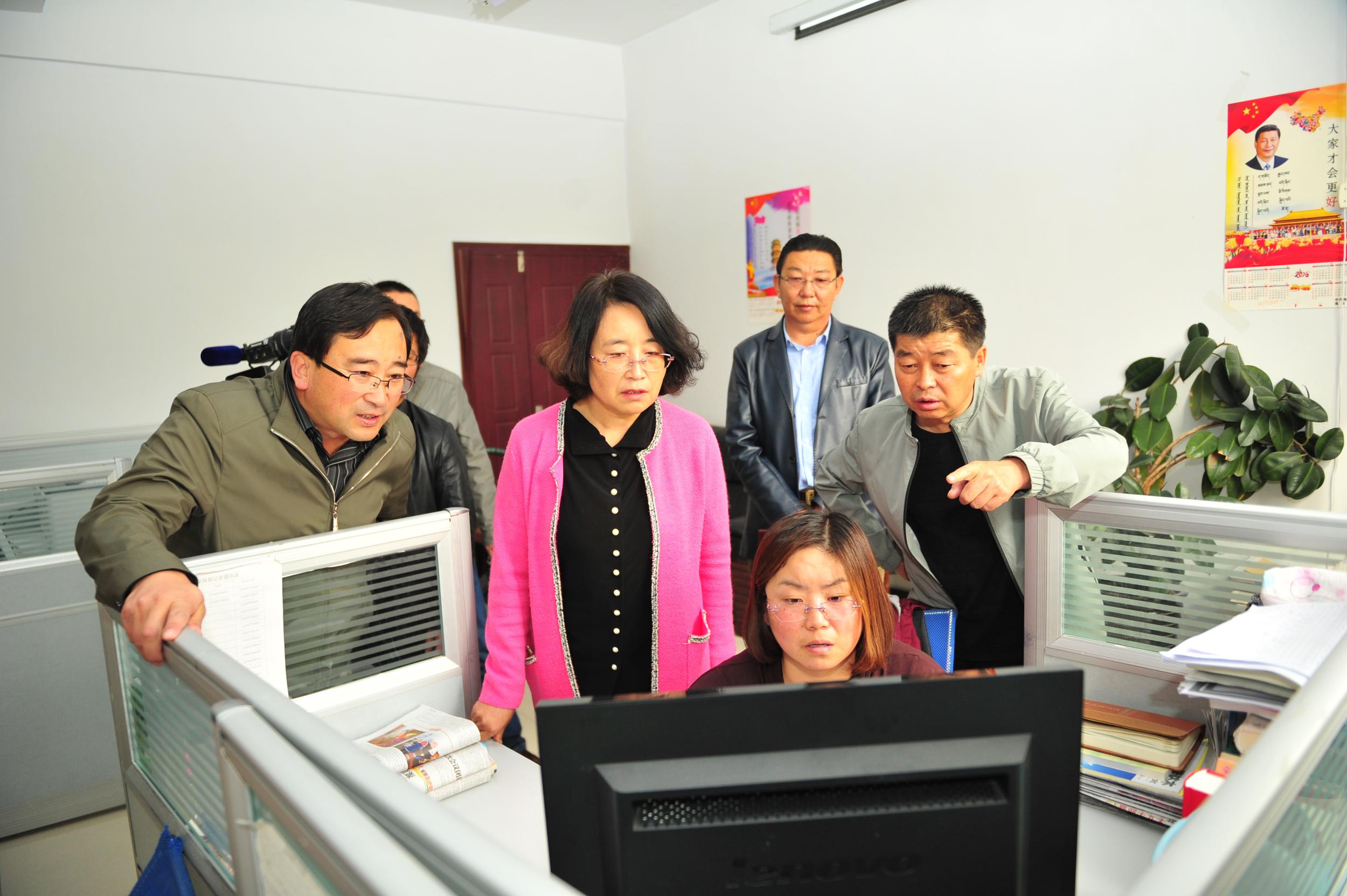 尹海明在州直新闻单位调研时强调: 以优异成绩迎接党的十九大胜利召开