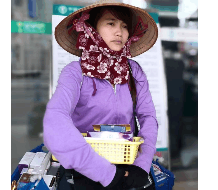 东兴口岸的朝汐越南妹