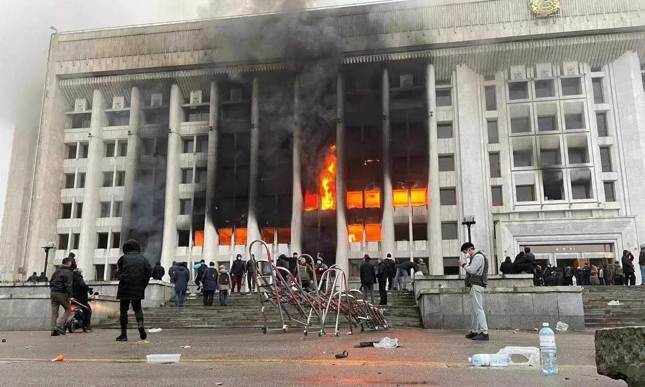 143年市政厅被烧毁！法国爆发严重骚乱，钟楼轰然倒塌