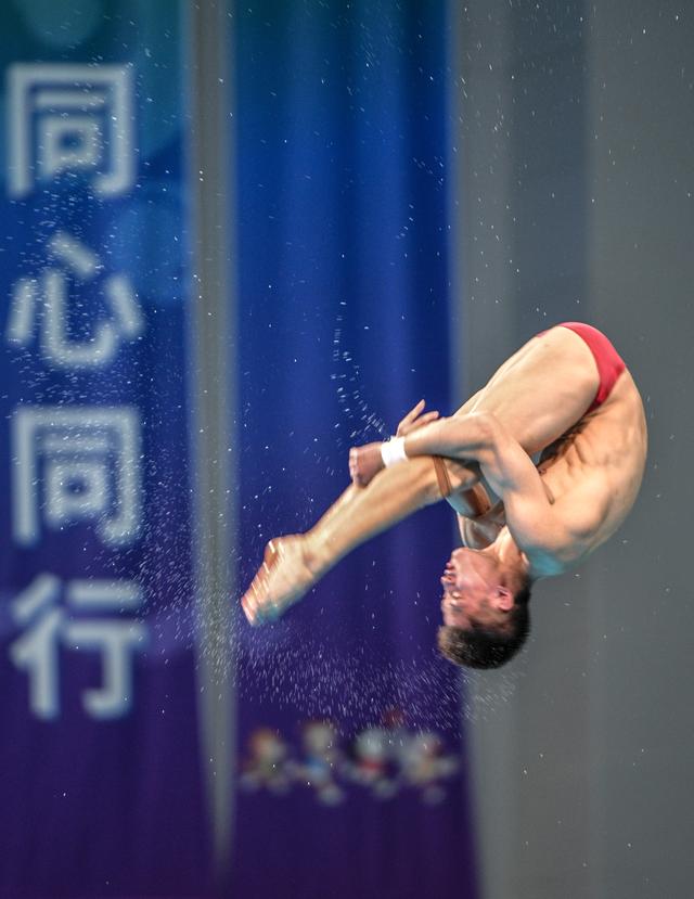 杨健征服世界最高难度动作 中国跳水男团长安鼎内秀绝活