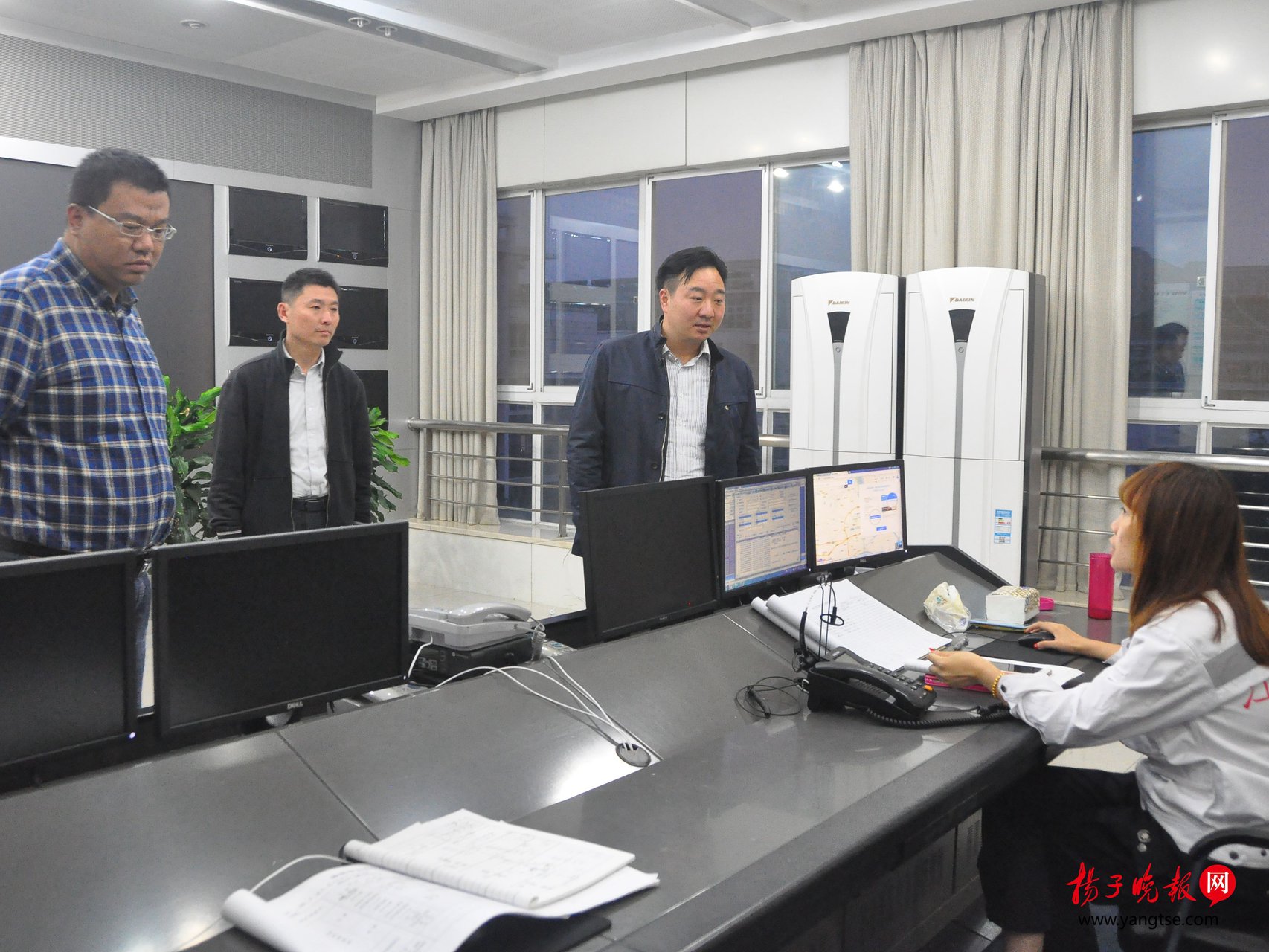 花长松(右)带队化解困扰两地多年的"急救之痛".