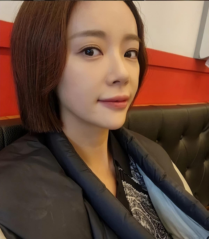 韩国知名女星, 晒出离婚又复合丈夫的照片, 引发了韩国网友的好奇(明星婚恋,韩国,黄正音,韩国明星是谁)