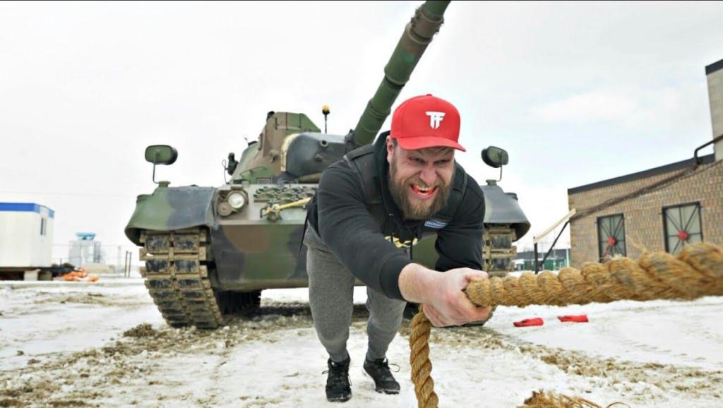 大力士蛮力拉动火车 强悍!